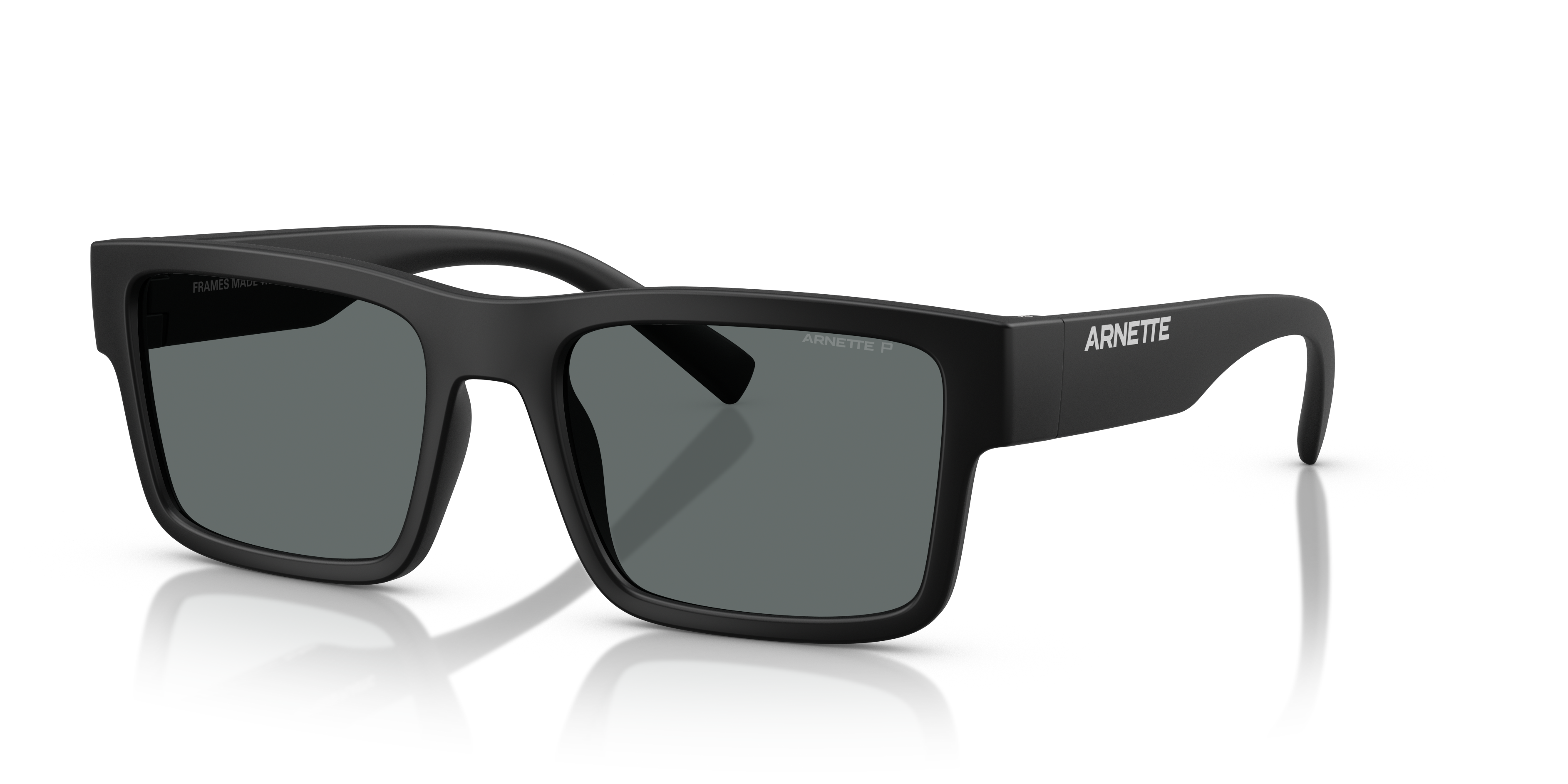 AN4344 Matzwart KunststofSunglass Frames van B24, Hoekweergave